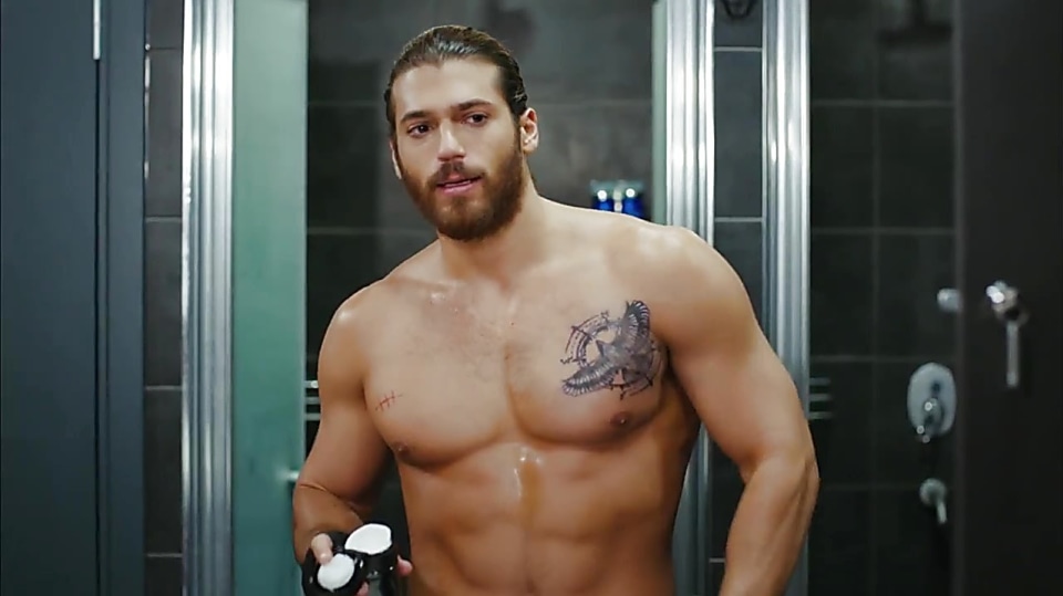 Can Yaman má dokonalou postavu